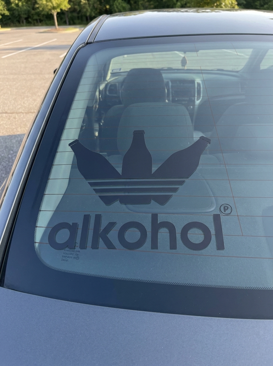 Vicces alkohol logós hátsó szélvédő matrica - autón elhelyezve